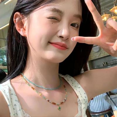 玻璃橱窗中的姑娘